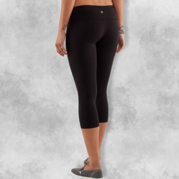 Lululemon Capri Length Leggings Mid-Rise Waistband Soft Lightweight Black W US 4 - Picture 2 of 5